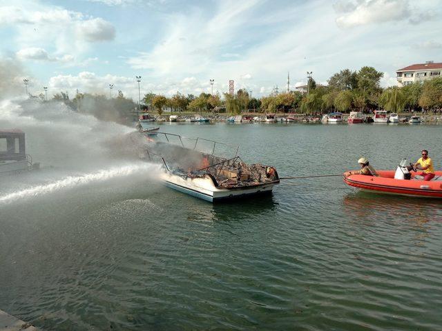 K&uuml;&ccedil;&uuml;k&ccedil;ekmece de tekne yangını 2
