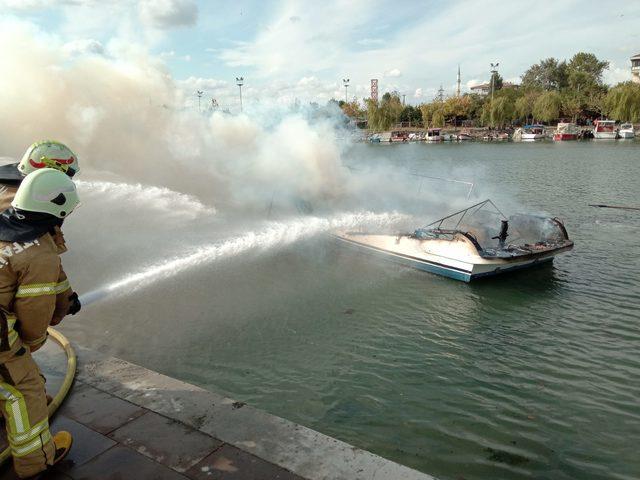 K&uuml;&ccedil;&uuml;k&ccedil;ekmece de tekne yangını 3