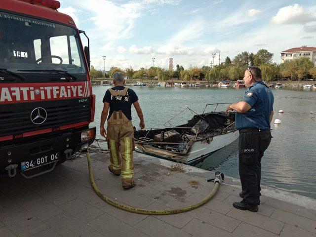 K&uuml;&ccedil;&uuml;k&ccedil;ekmece de tekne yangını 4