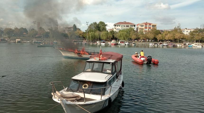 K&uuml;&ccedil;&uuml;k&ccedil;ekmece'de tekne yangını