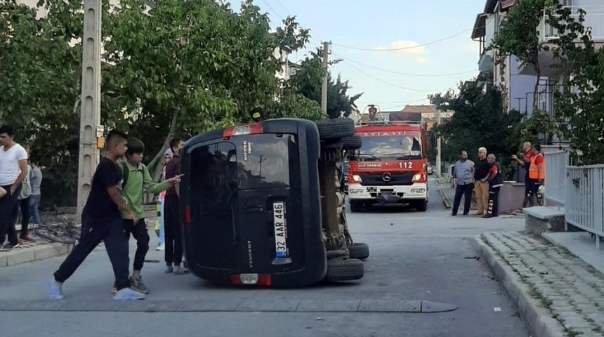 Yan yatan hafif ticari araçtan yara almadan kurtuldu