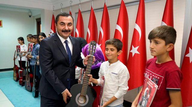 Muş’ta gitar kursunu tamamlayan öğrenciler, sertifikalarını Vali Gündüzöz’ün elinden aldılar