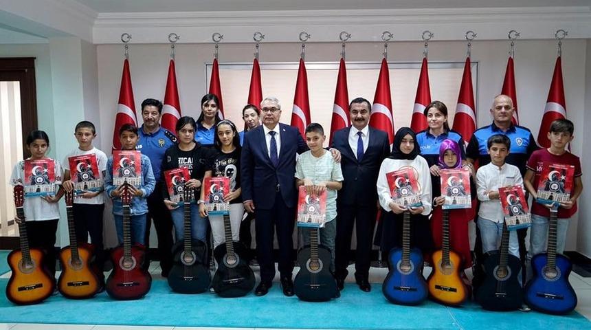 Muş’ta gitar kursunu tamamlayan öğrenciler, sertifikalarını Vali Gündüzöz’ün elinden aldılar