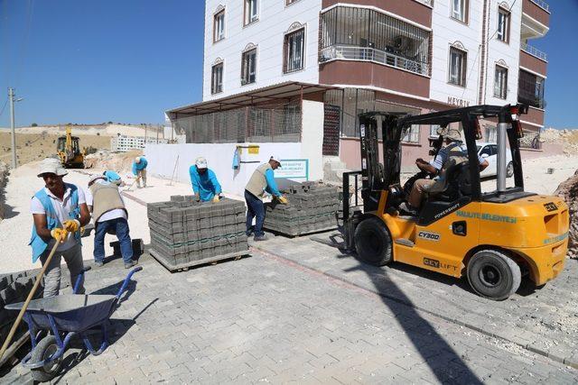 Haliliye’de açılan yollarda kilitli parke döşeniyor