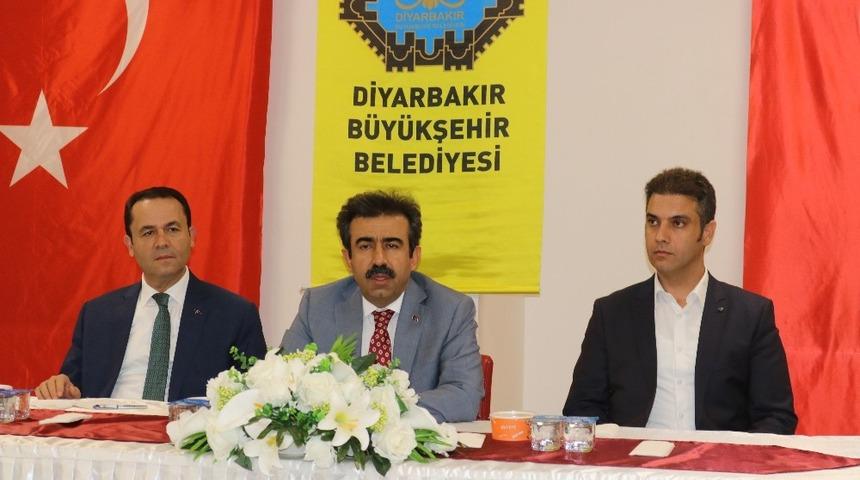 Vali Güzeloğlu, aşure ikramı programında vatandaşlarla bir araya geldi