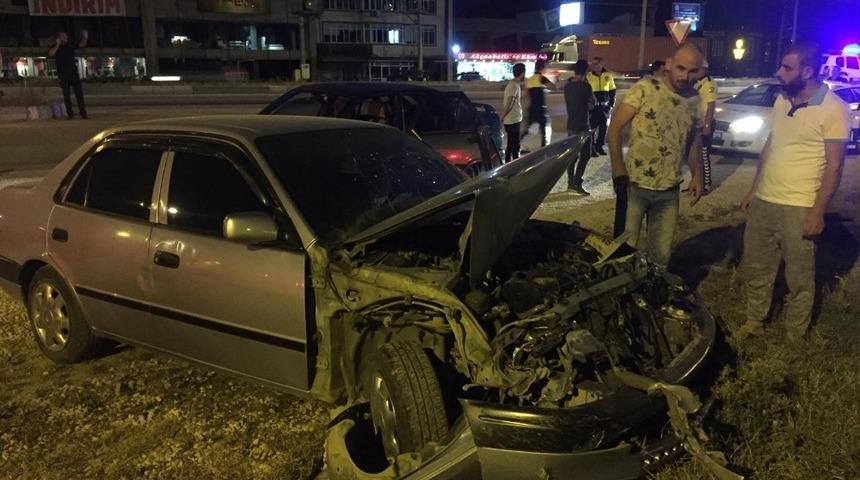 Kontrolden çıkan otomobil bariyerlere çarptı