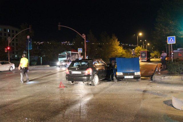 Kırmızı ışık ihlali kazaya neden oldu: 3 yaralı