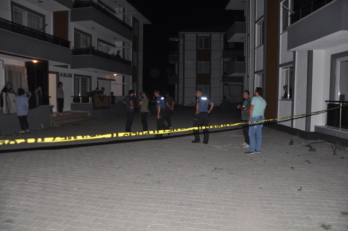 Apartmanda g&uuml;r&uuml;lt&uuml; yapan genci vurdu