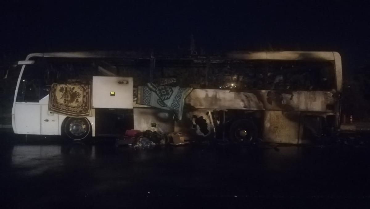 Faciadan d&ouml;n&uuml;ld&uuml;! Yolcu otob&uuml;s&uuml; alev topuna d&ouml;nd&uuml;