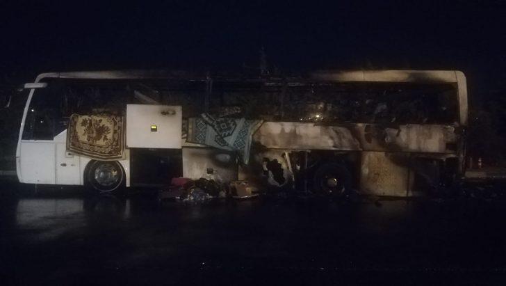 Faciadan dönüldü! Yolcu otobüsü alev topuna döndü G3