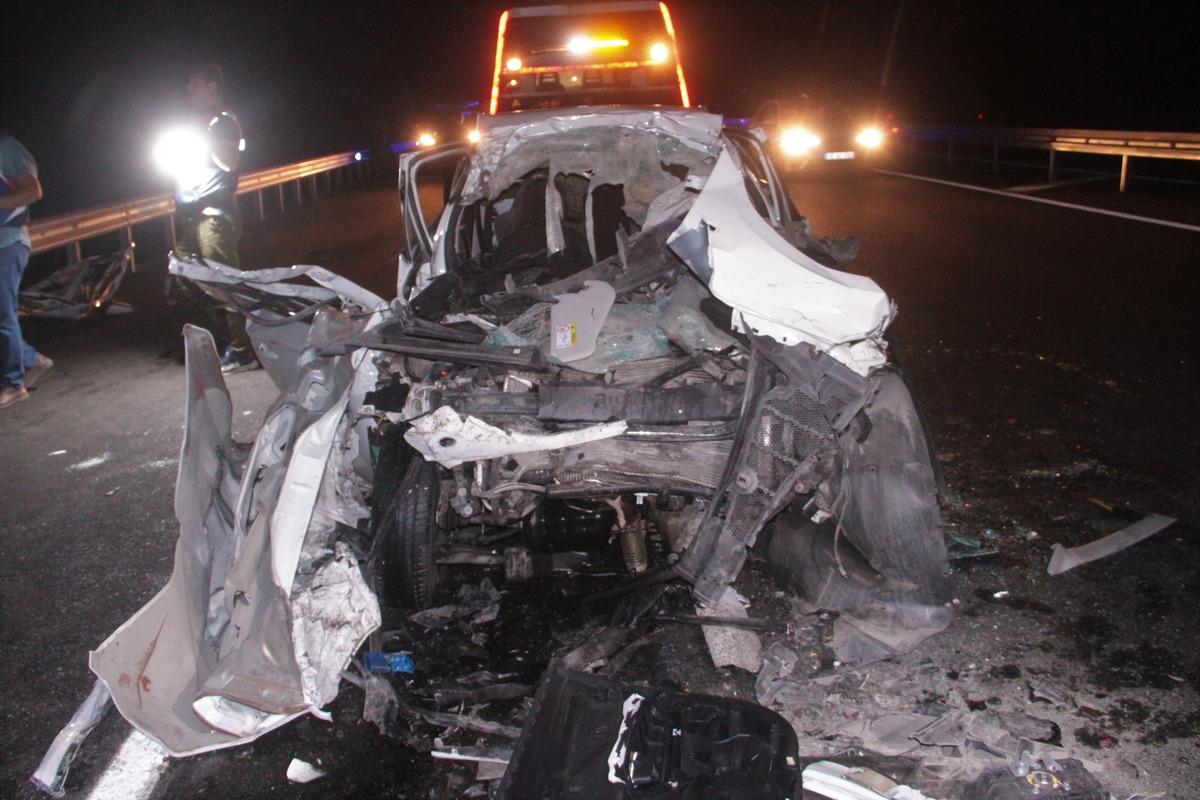 Feci kaza! Otomobil, &ccedil;imento y&uuml;kl&uuml; kamyona &ccedil;arptı: 2 &ouml;l&uuml;