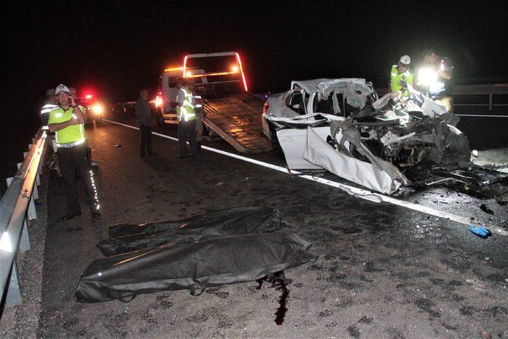 Feci kaza! Otomobil, çimento yüklü kamyona çarptı: 2 ölü G1