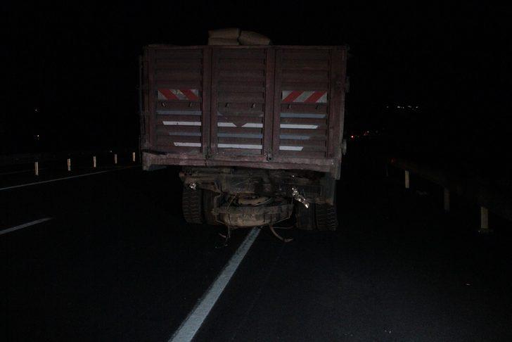 Feci kaza! Otomobil, çimento yüklü kamyona çarptı: 2 ölü G3