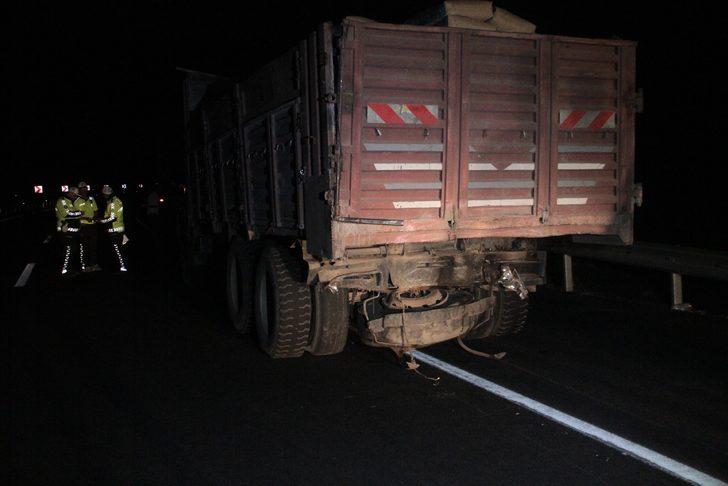 Feci kaza! Otomobil, çimento yüklü kamyona çarptı: 2 ölü G4