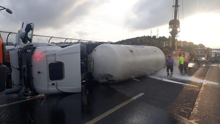 Son dakika! TEM'de gaz tankeri devrildi! Kaza anı kamerada G3