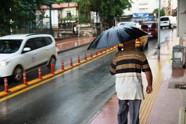 Aydınlılar güne yağmurla başladı