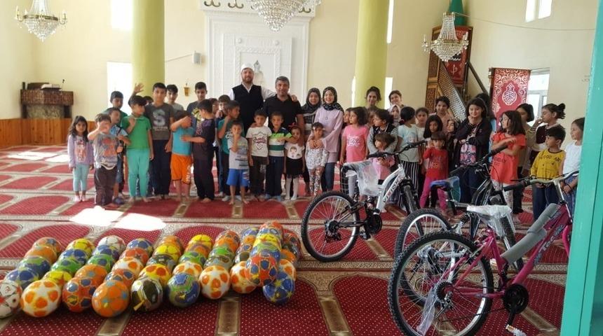 &Ccedil;i&ccedil;ekdağı il&ccedil;esinde Kur&rsquo;an kursu &ouml;ğrencilerine bisiklet ve top hediyesi