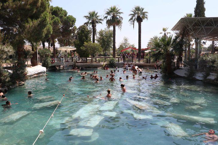 Turistler Pamukkale'deki antik havuzda yüzdüler G2