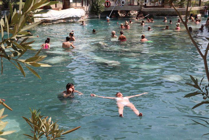 Turistler Pamukkale'deki antik havuzda yüzdüler G3