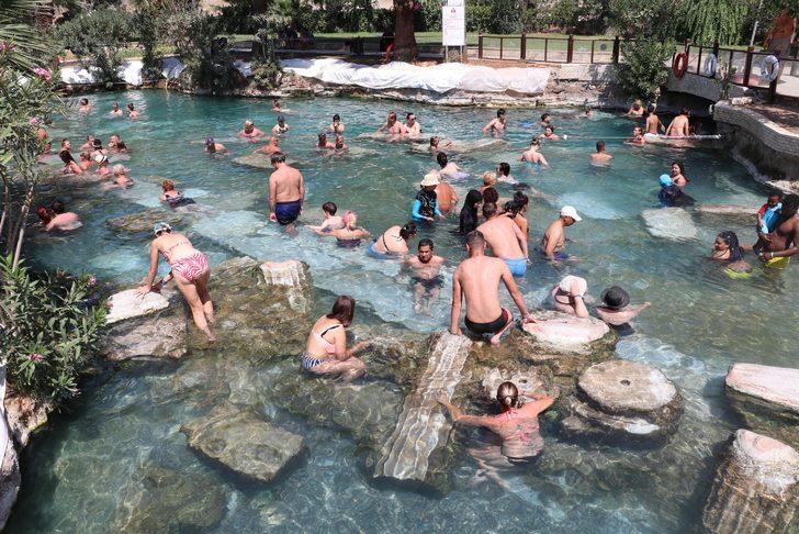 Turistler Pamukkale'deki antik havuzda yüzdüler G5