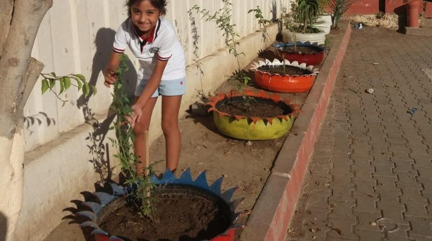 Kıbrıs ilkokulu &ccedil;i&ccedil;eklerle renklendi
