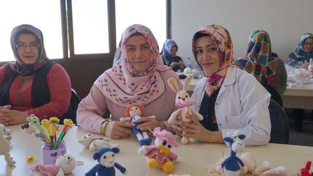 Nevşehirli kadınlar örgü bebek yaparak ev ekonomisine katkı sağlıyor