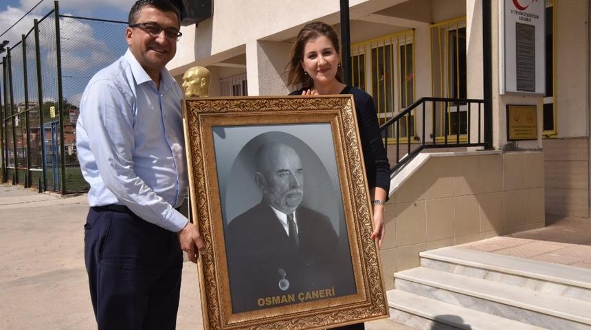 Başkan &Ouml;z&rsquo;den hatırası b&uuml;y&uuml;k hediye