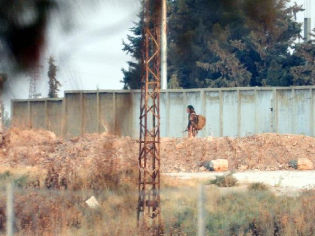 Suriye sınırında hareketlilik! Ter&ouml;ristler b&ouml;yle g&ouml;r&uuml;nt&uuml;lendi