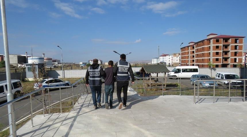 Kars&rsquo;ta işyeri hırsızı yakayı ele verdi
