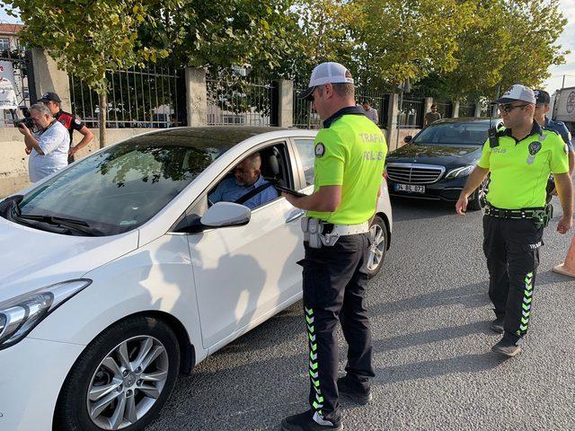 (Ek fotoğraflar) İstanbul'da okul önlerinde denetimler sürüyor