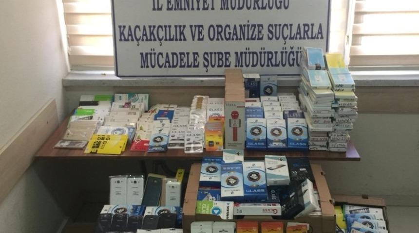 Telefon d&uuml;kkanına operasyon: 3 bin 100 adet ka&ccedil;ak cep telefon aksesuarı ve yedek par&ccedil;ası ele ge&ccedil;irildi