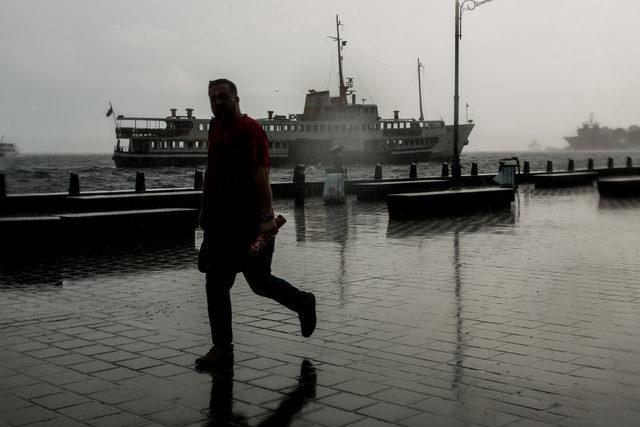 İstanbul'da beklenen yağmur başladı