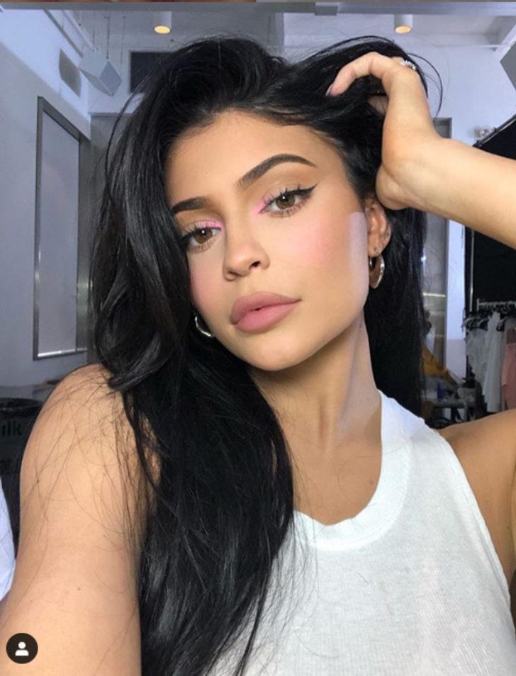 Uzmanlar uyarsa da dinlemiyorlar! Kadınlar bu kez dudaklarını dolgunlaştırmak için tutkal kullanmaya başladı G1