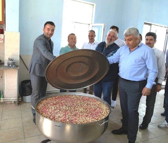 Bu aşure kazanlarının kapağı üzerine para konmadan açılmıyor