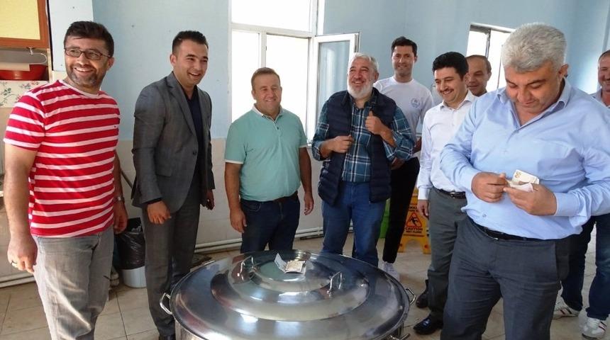 Bu aşure kazanlarının kapağı &uuml;zerine para konmadan a&ccedil;ılmıyor