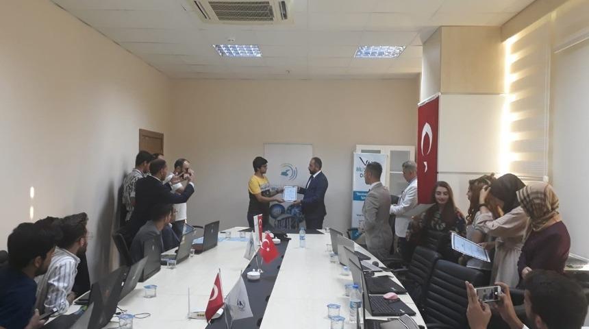 Rektör Şevli’den öğrencilere sertifika