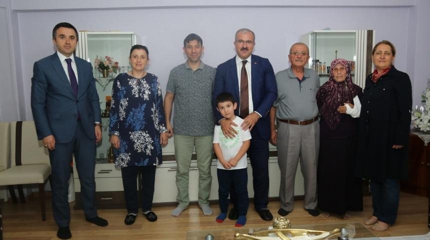 Vali Toraman hacdan d&ouml;nen şehit ailelerini ziyaret etti