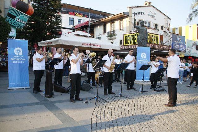 Turistler şehrin merkezinde erik dalı oynadı