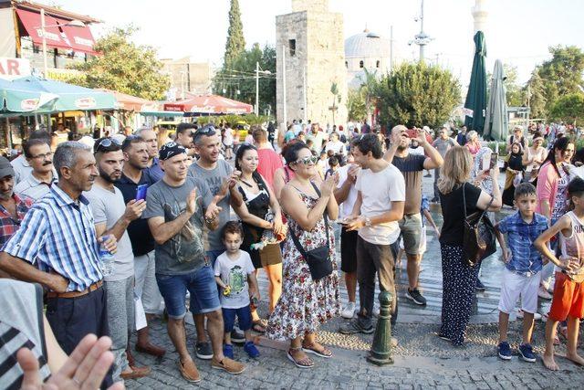 Turistler şehrin merkezinde erik dalı oynadı