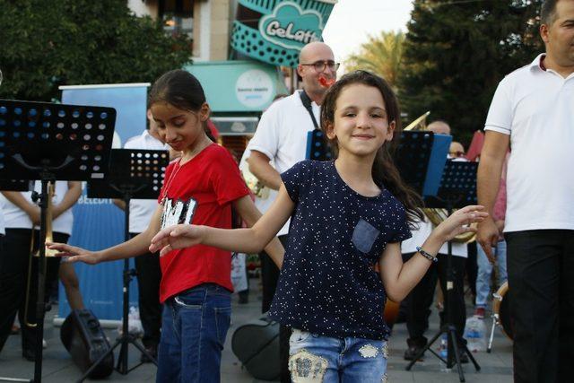 Turistler şehrin merkezinde erik dalı oynadı