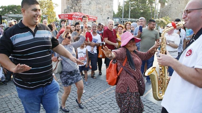 Turistler şehrin merkezinde erik dalı oynadı