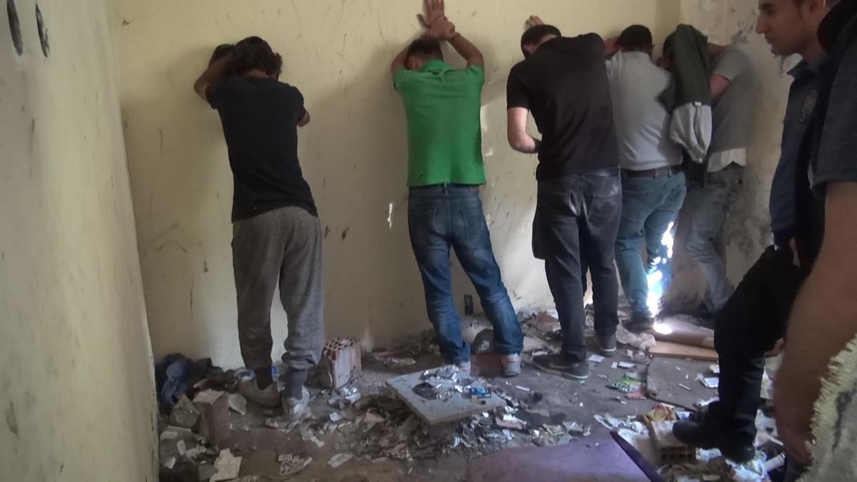 Mahallelinin korkulu r&uuml;yası olan binaya baskın! G&ouml;zaltına alındılar