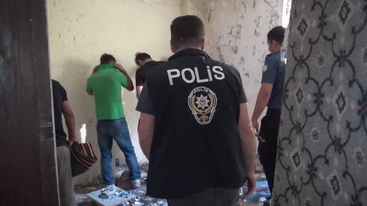 Mahallelinin korkulu rüyası olan binaya baskın! Gözaltına alındılar G5