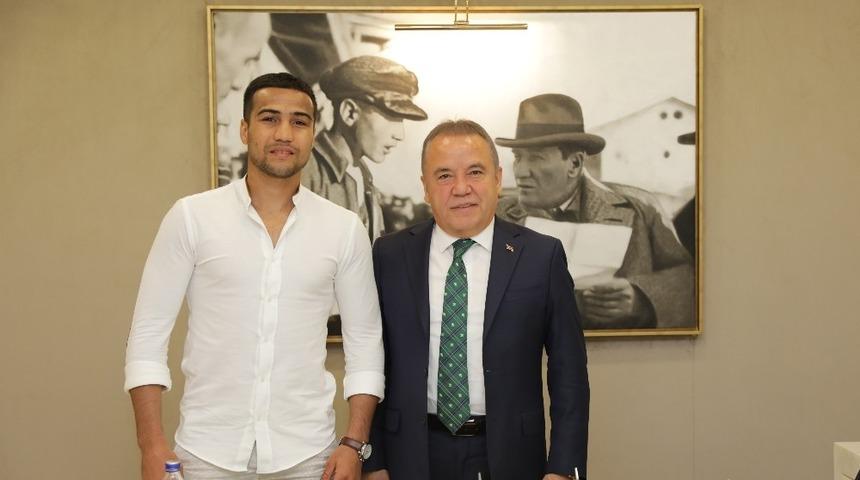 Dünya şampiyonu boksör Başkan Böcek’i ziyaret etti
