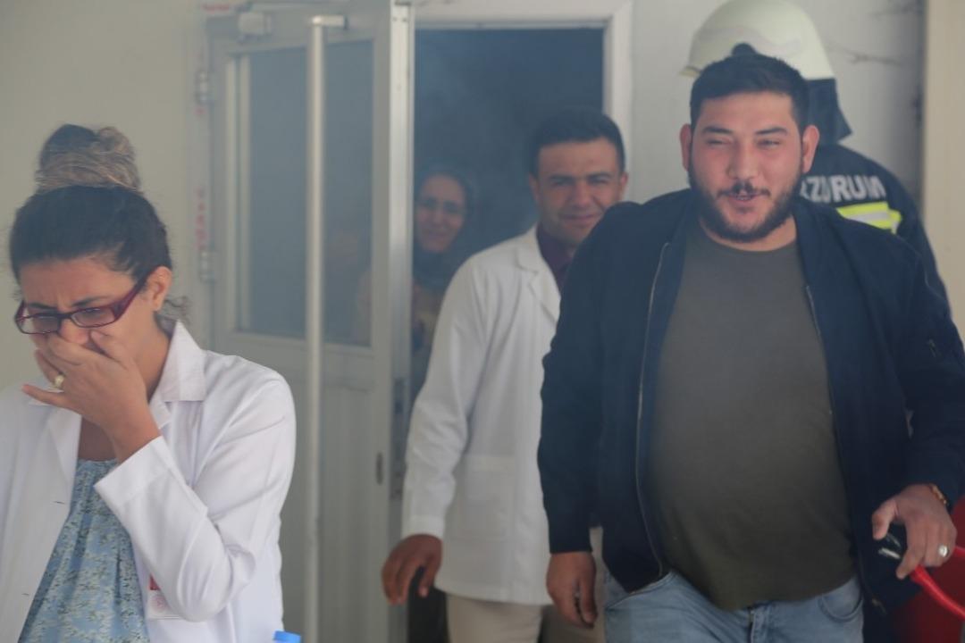 Sağlık&ccedil;ılardan ger&ccedil;eğini aratmayan yangın tatbikatı