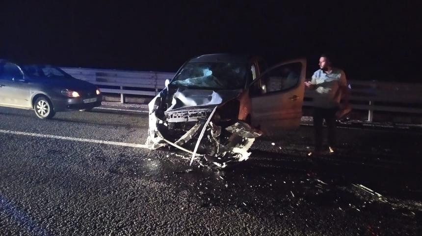 Otomobil beton mikserine arkadan &ccedil;arptı; 1 yaralı