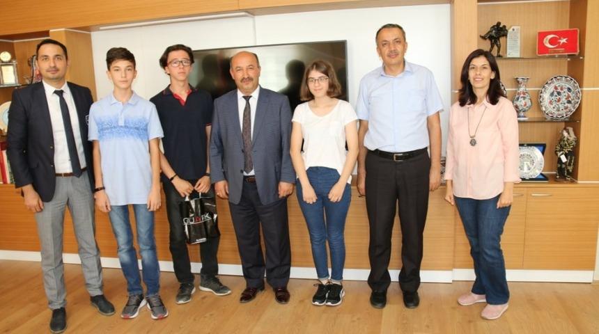 K&uuml;tahya&rsquo;da Teknofest&rsquo;e katılacak &ouml;ğrencilerden İl Milli Eğitim M&uuml;d&uuml;rl&uuml;ğ&uuml;&rsquo;ne ziyaret