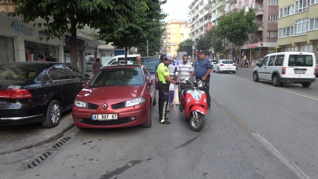 Motosikletin savrulup park halindeki araca &ccedil;arpması g&uuml;venlik kamerasında