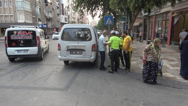 Motosikletin savrulup park halindeki araca çarpması güvenlik kamerasında G2