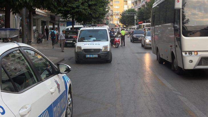 Motosikletin savrulup park halindeki araca çarpması güvenlik kamerasında G3